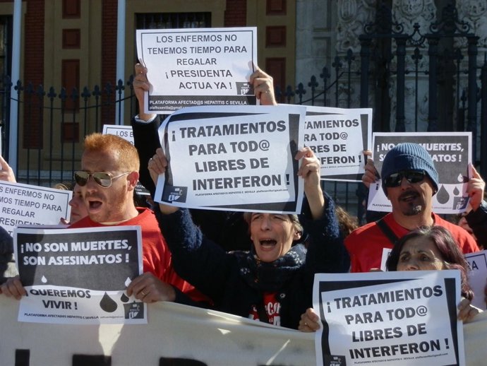 Protestas ante San Telmo de afectados de hepatitis C   