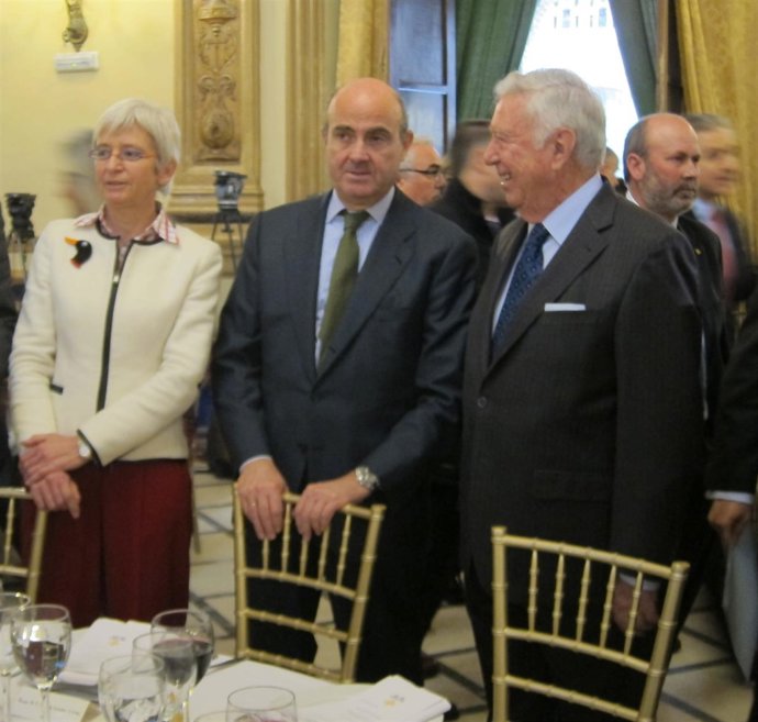 De Guindos (centro) antes de ofrecer la conferencia