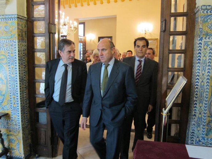 De Guindos (centro), a su llegada al Círculo de la Amistad de Córdoba