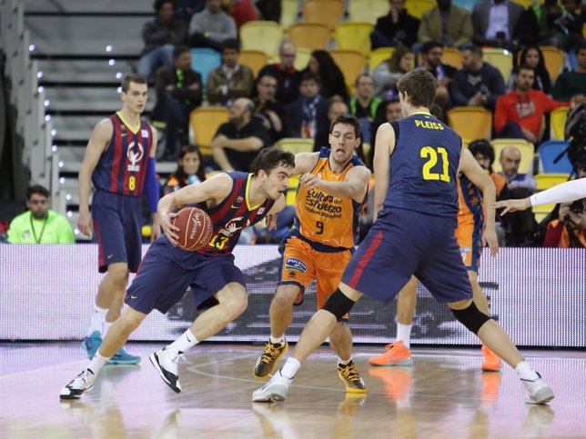 Hezonja dirige la pelota ante el Valencia Basket