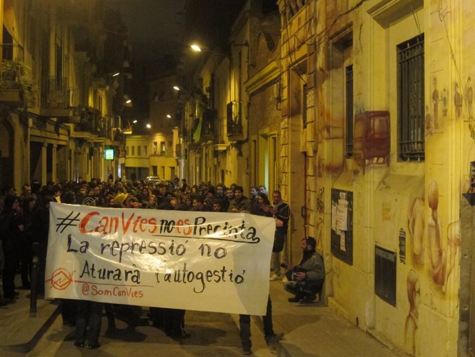 Manifestación ante el edificio 'okupado' Can Vies tras el precinto del Ayto.