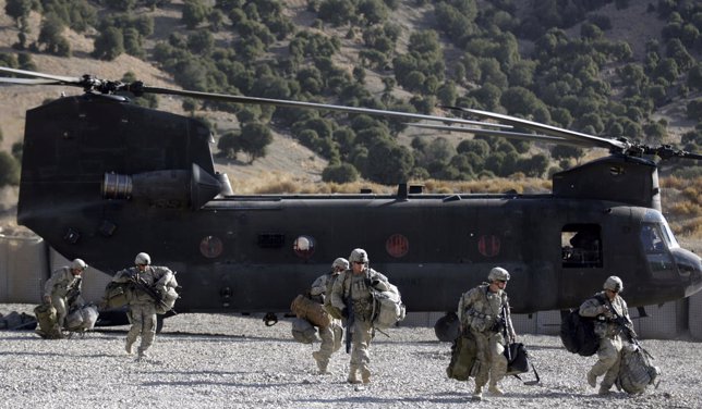 Helicóptero De EEUU Chinook Desembarcando Tropas En Afganistán 