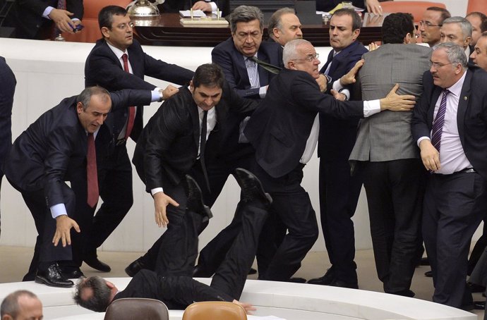 Nuevos enfrentamientos en el parlamento turco