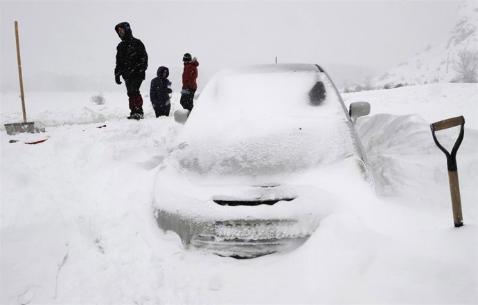 Coche atrapado por la nieve, temporal, carreteras, circulación