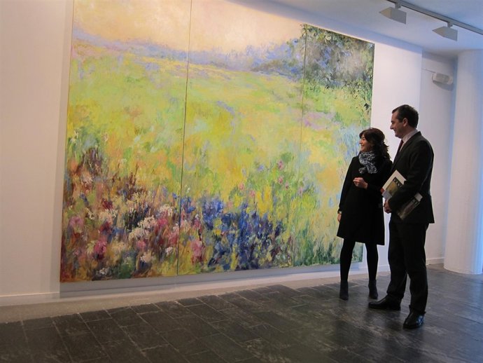 : La Pintora García Pertejo Y El Diputado De Cultura Manuel Tostado En La Salina