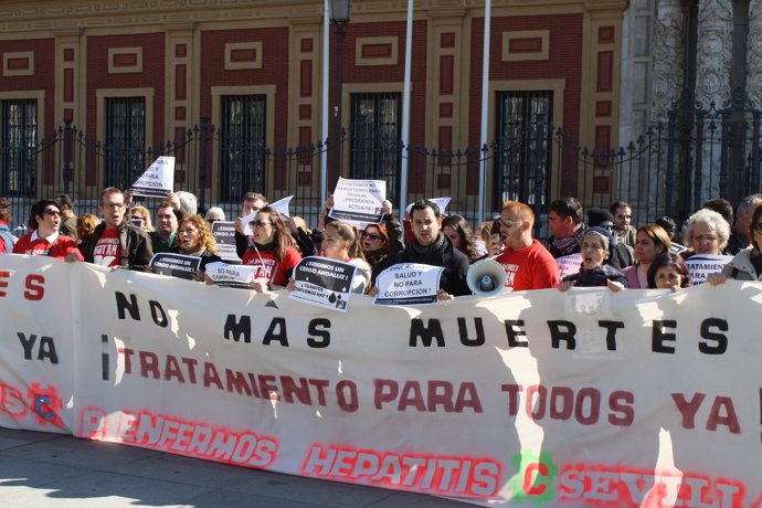 Daniel González con los afectados.