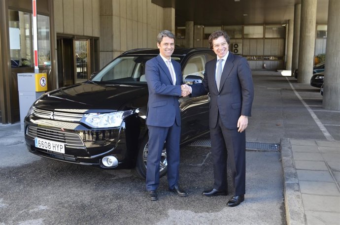 Entrega de un Oulander PHEV al Ministerio de Industria