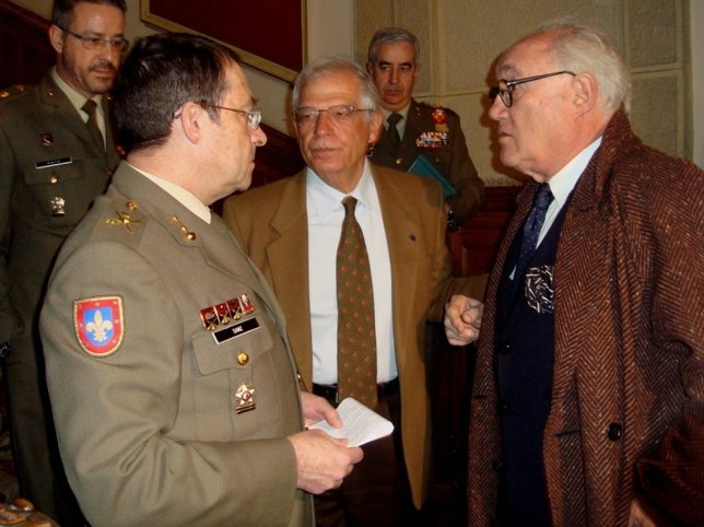 Borrell (c), en la Academia de Artillería