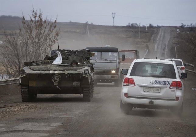 Vehículos de la OSCE cerca de Debaltseve