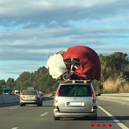 Coche cargado en exceso en la AP-7