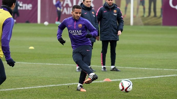 Douglas Costa entrenando.