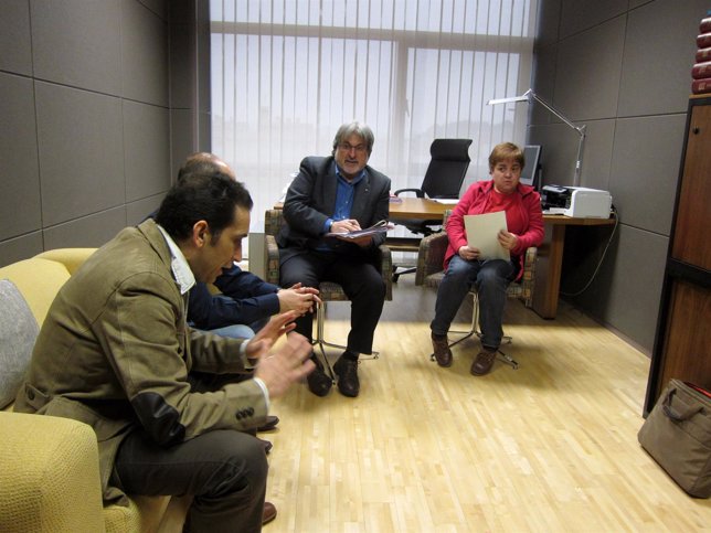González reunido con representantes sindicales en su despacho en las Cortes.