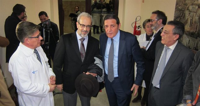  El Consejero De Sanidad En El Hospital De Salamanca Junto Al Rector De La USAL
