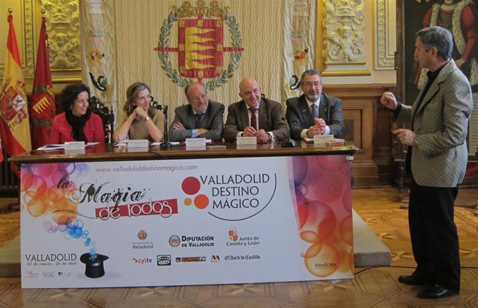 El mago Fernando Arribas hace un truco en presencia de las autoridades