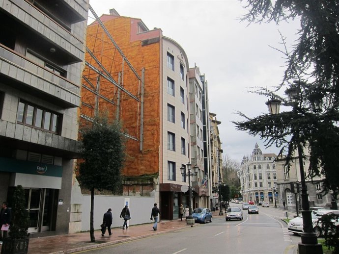 Solar de la calle Argüelles vendido por la Universidad. 