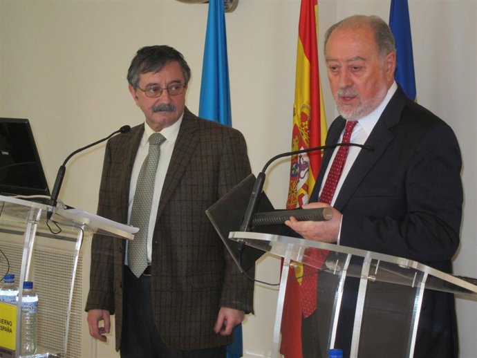 Fernández-Nespral y Gabino de Lorenzo sosteniendo un fragmento de un bulón.