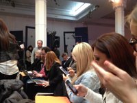 Desalojado por la Policía el camarero antiPodemos que irrumpió en la rueda de prensa de Monedero