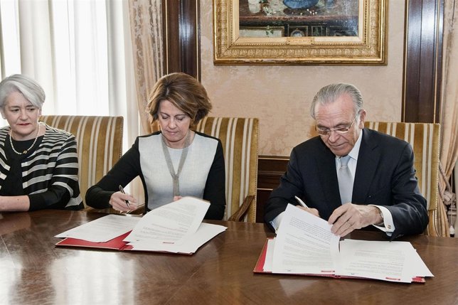 La presidenta Barcina e Isidro Fainé firmando el acuerdo