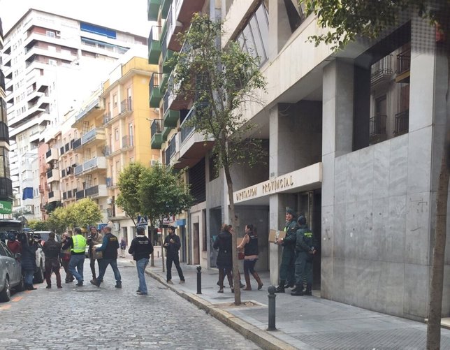 Salida del registro de la Guardia Civil en la Diputación de Huelva.