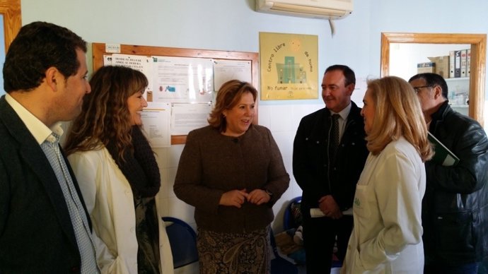 Jiménez (centro) con profesionales del consultorio de la estación de Espeluy.
