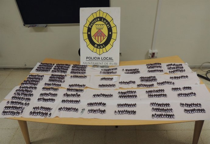 Imagen de la droga que la policía ha decomisado al detenido en Rubí.