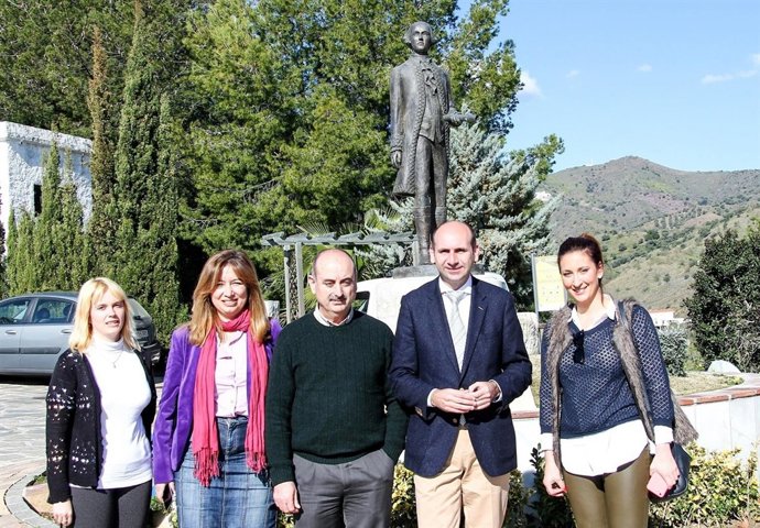 Conejo en Macharaviaya junto a escultura de Bernardo de Gálvez