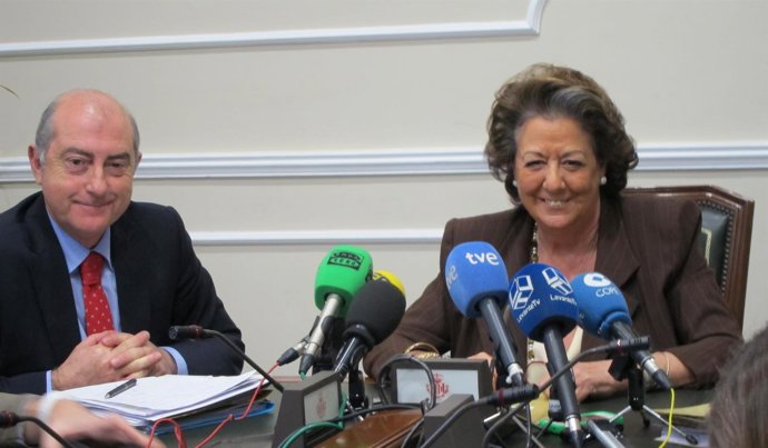 La alcaldesa Rita Barberá, en la rueda de prensa junto al edil Alfonso Novo.