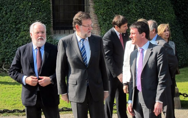 El comisario europeo M.Arias Cañete, el presidente M.Rajoy y M.Valls