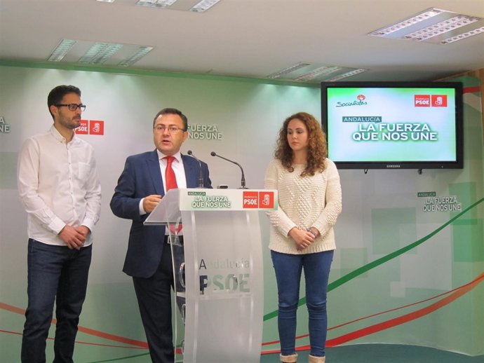 Heredia (PSOE-A) y miembros de JSA