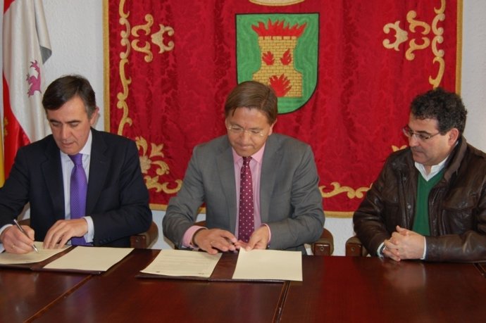 Firma con el  Ayuntamiento de Ólvega