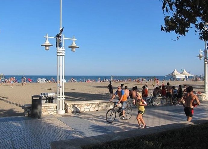 Personas practicando deporte en málaga andalucia bicicletas correr running 
