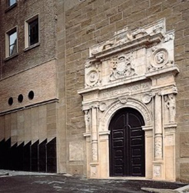 Puerta del Museo de Navarra.