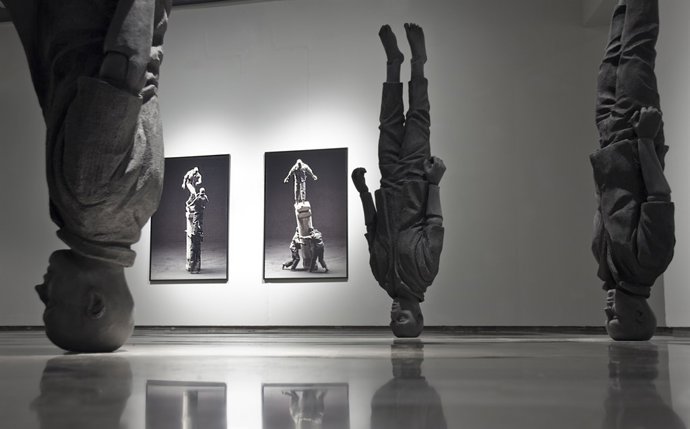 Conjunto escultórico y fotográfica perteneciente a la exposición 