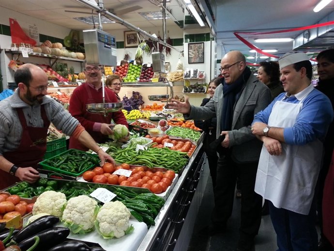 Visita de Manuel Fernández al mercado de Peñamefécit