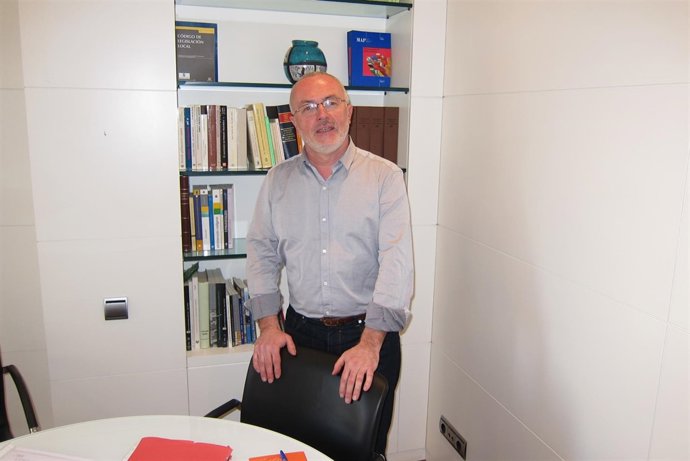 Antonio Montiel en su despacho