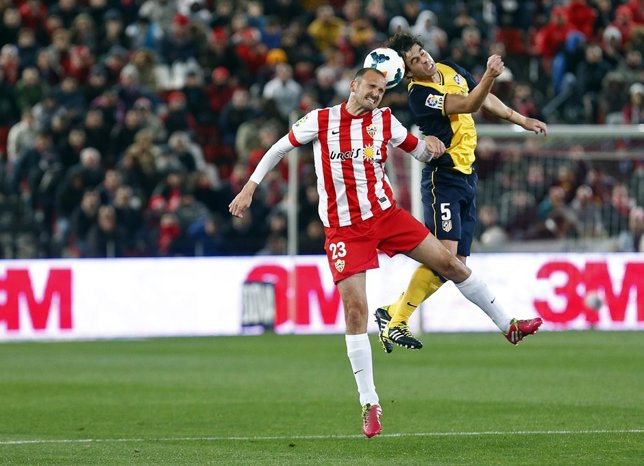 Fernano Soriano y Tiago en el Almería - Atlético Madrid