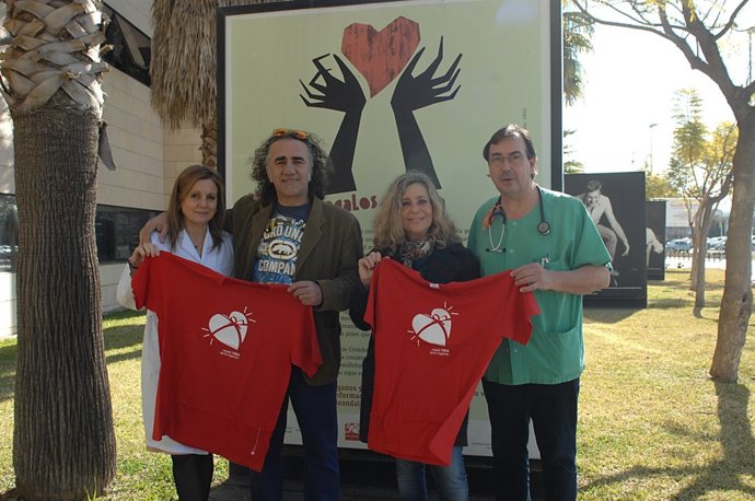 Cómplices (centro), junto a la directora y al coordinador de trasplantes