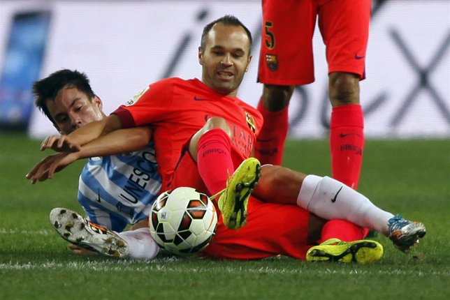 Iniesta pelea por un balón en La Rosaleda