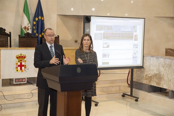 El alcalde de Almería presenta los trámites de administración electrónica