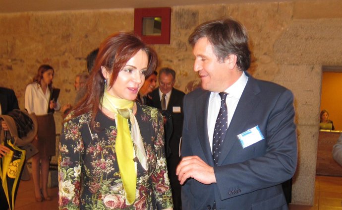 . Silvia Clemente En Su Visita A La Asamblea De La EFCL En Salamanca