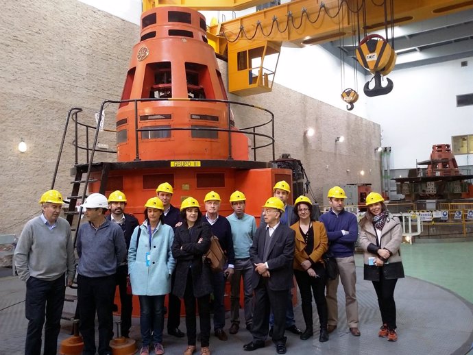 Expertos visitan la central hidroeléctrica de Endesa en Guillena (Sevilla)
