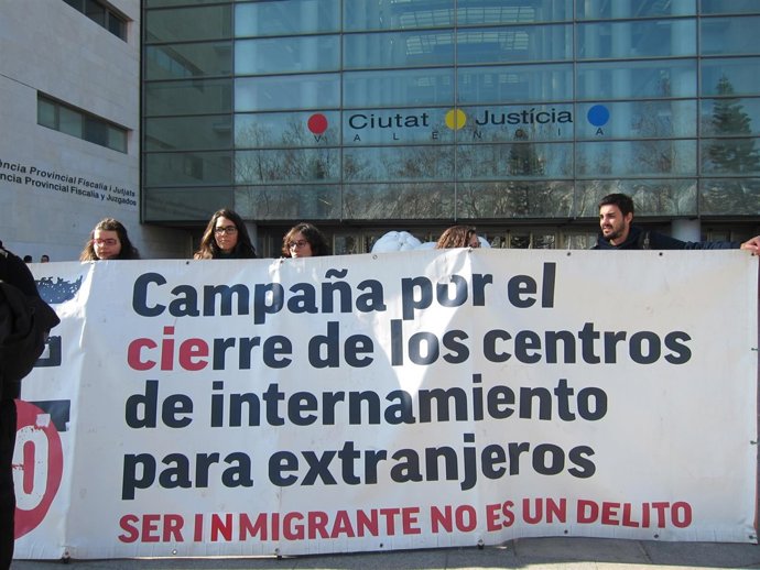 Miembros de la Campaña por el cierre de los CIE en Ciudad de la Justicia