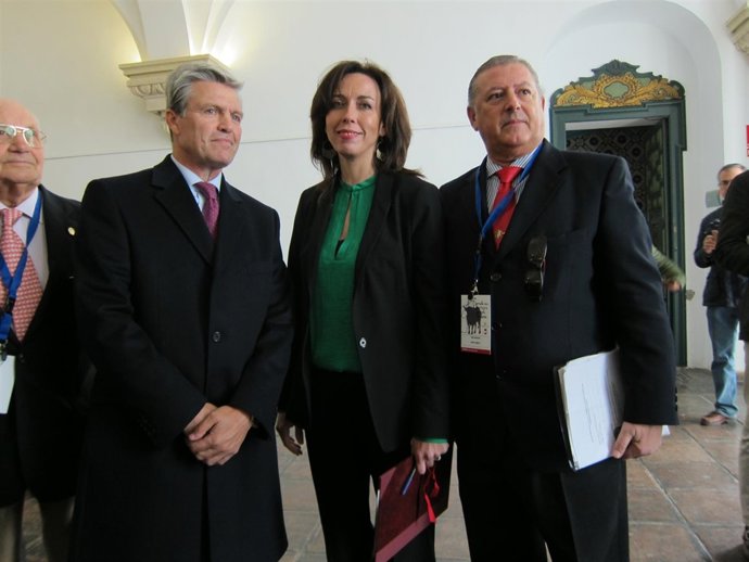 Ceballos (centro), entre Espartaco y Perea