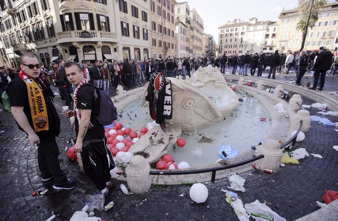 Aficionados del Feyenoord destrozan la 'Barcazzia', una fuente de Roma