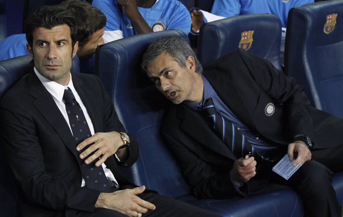 Luis Figo y José Mourinho en el banquillo del Camp Nou