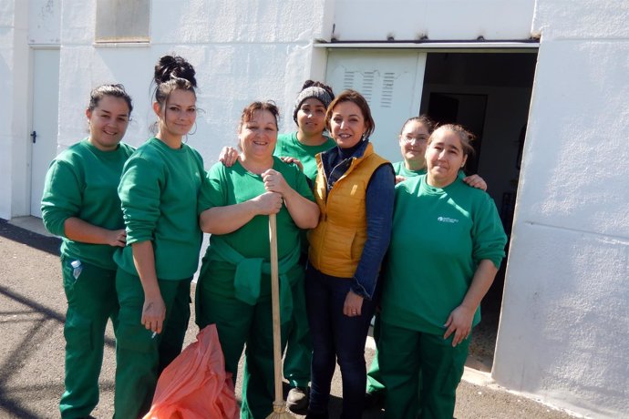 Ambrosio con trabajadoras de un programa de empleo en Las Palmeras