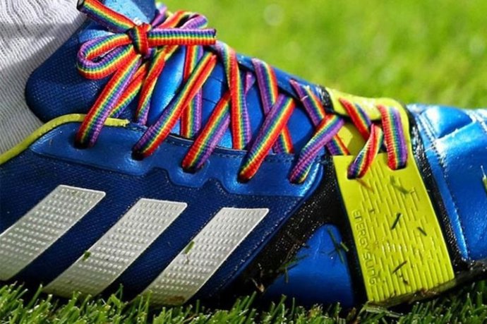 Botas con los cordones con los colores del arcoiris