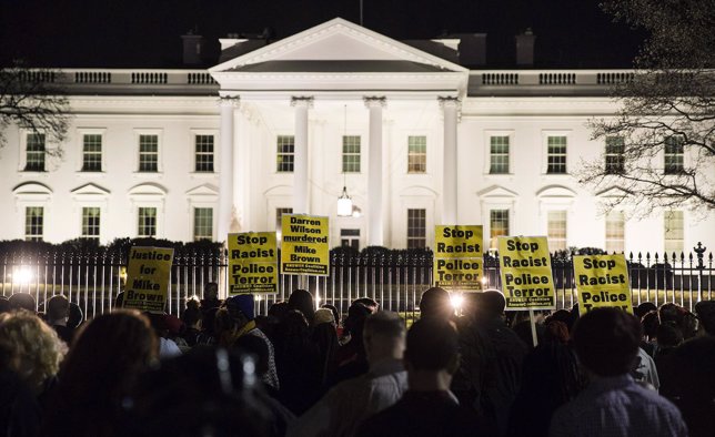 Protestas en la Casa Blanca por los disturbios de Ferguson.