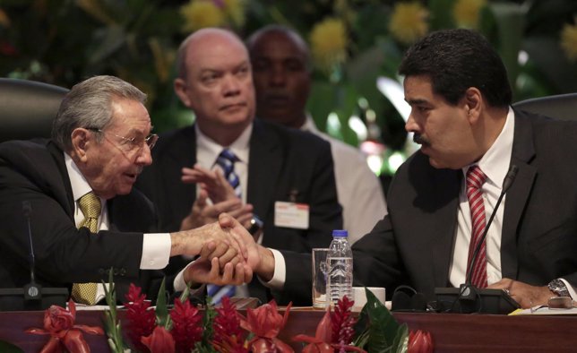 Los presidentes de Cuba, Raúl Castro, y Venezuela, Nicolás Maduro