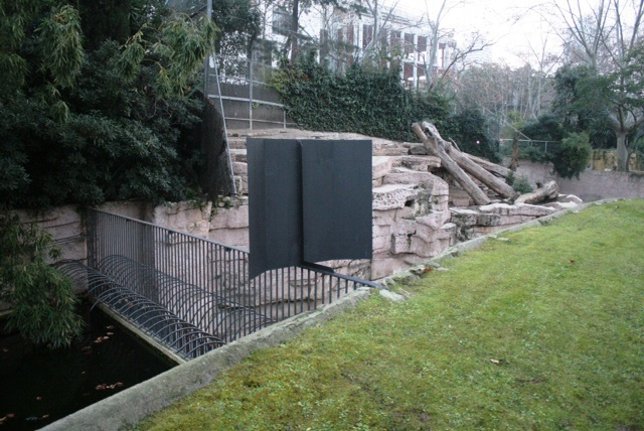 Alero, barrera en el foso de los leones del ZOO de Barcelona